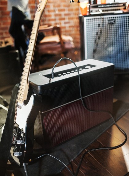 AMPLIFi150_with_black_guitar_LO